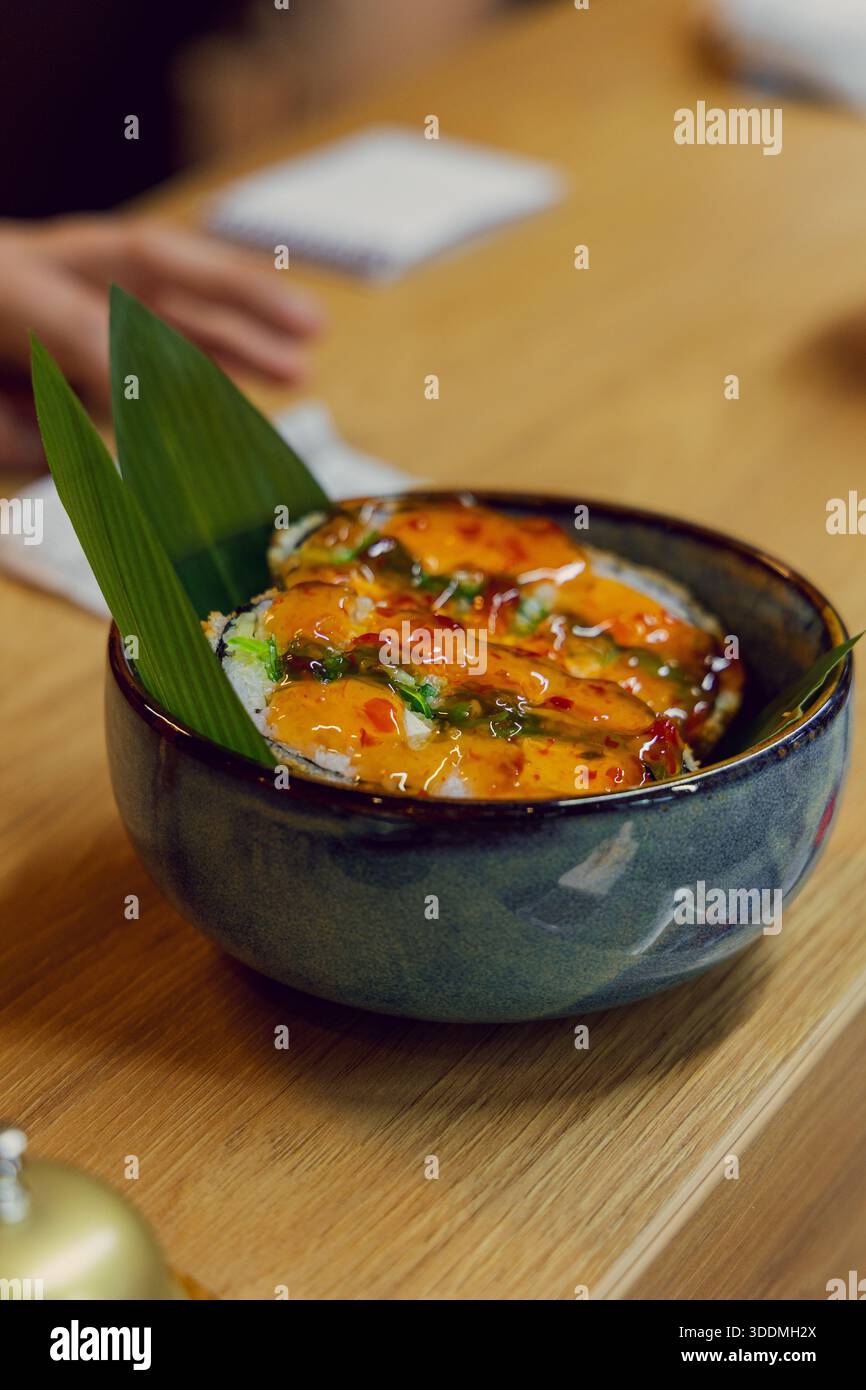 Fertige asiatische Küche, Sushi-Burger-Gericht Stockfoto