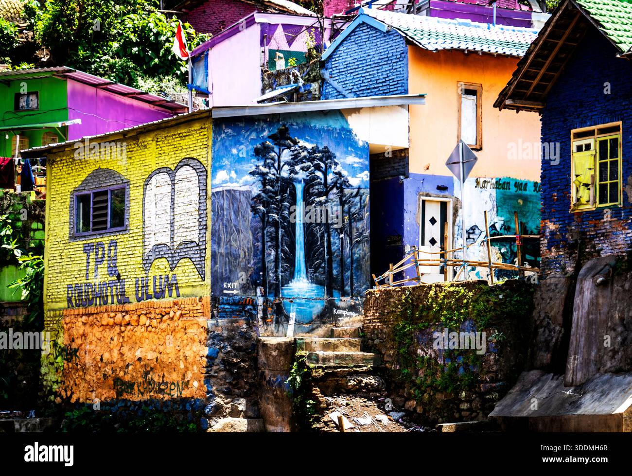 Farbenfrohe Häuser mit Wandmalereien in einem lebhaften Viertel. Stockfoto