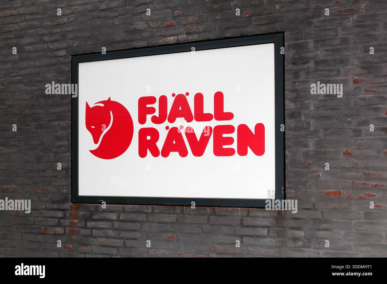 Herning, Dänemark - 18. August 2022: Fjallraven-Logo an einer Wand. Fjallraven ist ein schwedisches Unternehmen, das sich auf Outdoor-Ausrüstung spezialisiert hat, hauptsächlich auf Bekleidung Stockfoto