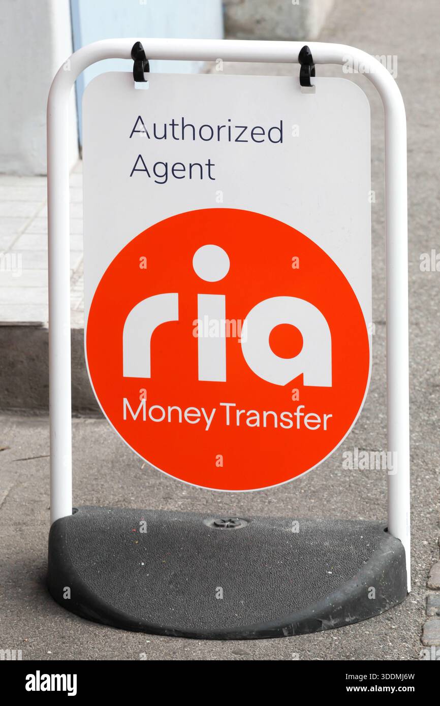 Kopenhagen, Dänemark - 28. August 2025: Ria-Logo für Geldtransfers auf einem Schild. Ria Money Transfer ist eine Tochtergesellschaft von Euronet Worldwide, Inc Stockfoto