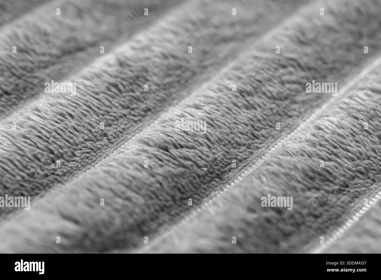 Nahaufnahme aus weichem grauem Stoff mit tiefen Falten und weicher Textur. Perfekt für Hintergründe, Textil-, Mode- und Innenarchitekturprojekte, die Krieg erfordern Stockfoto
