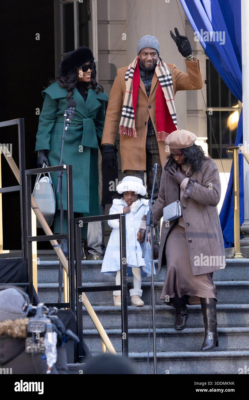 Jumaane Williams mit Begleitung bei der Amtseinführung von Zohran Mamdani zum ersten muslimischen Bürgermeister von New York City in Rathaus. New York, 01.01.2026 Stockfoto