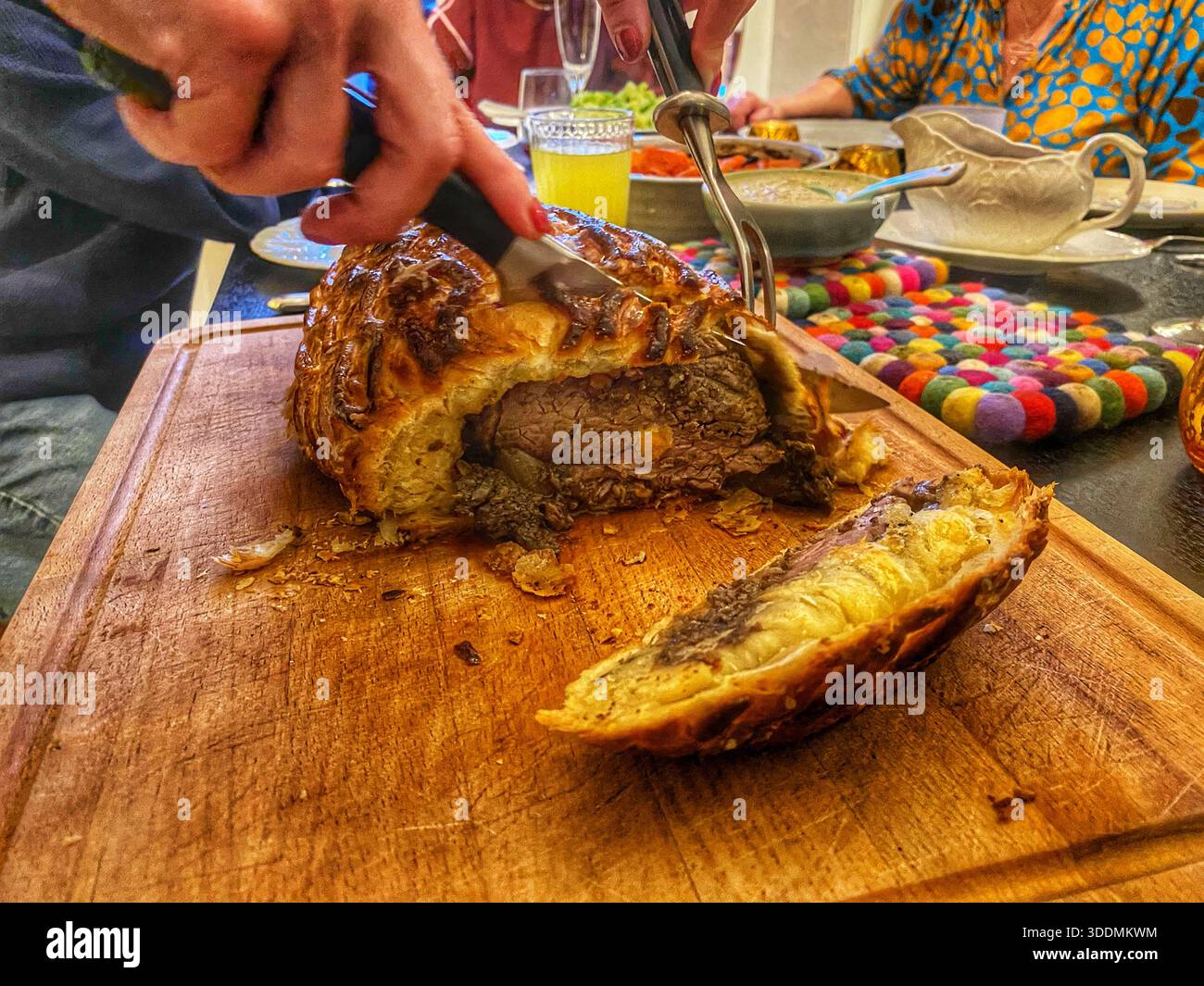 Ein Rindfleisch Wellington wird geschnitzt - Smartphone-aufgenommenes Stockfoto