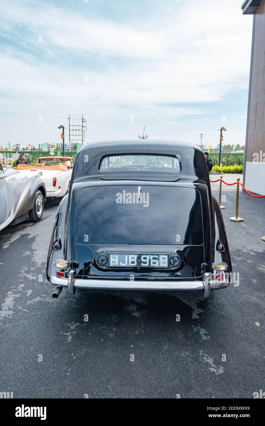 Zhongshan China-28. November 2025: Ein schwarz-gelbes Rolls-Royce Phantom III Stockfoto