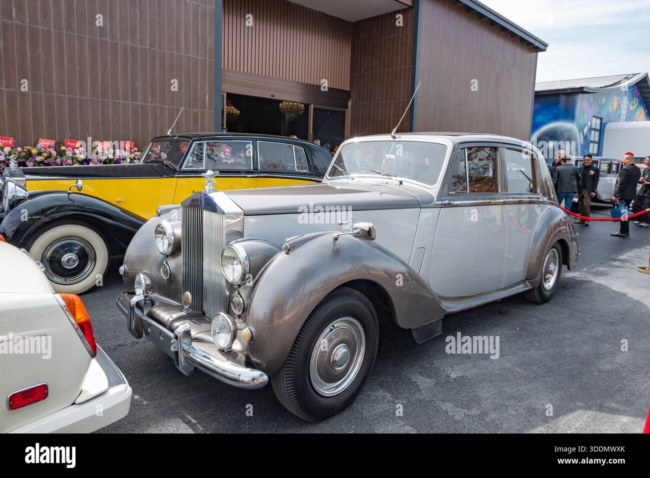 Zhongshan China-28. November 2025: Ein grauer Rolls-Royce Silver Wraith. Stockfoto