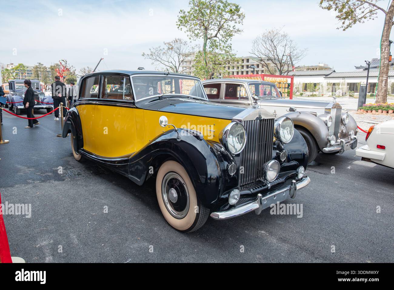 Zhongshan China-28. November 2025: Ein schwarz-gelbes Rolls-Royce Phantom III Stockfoto