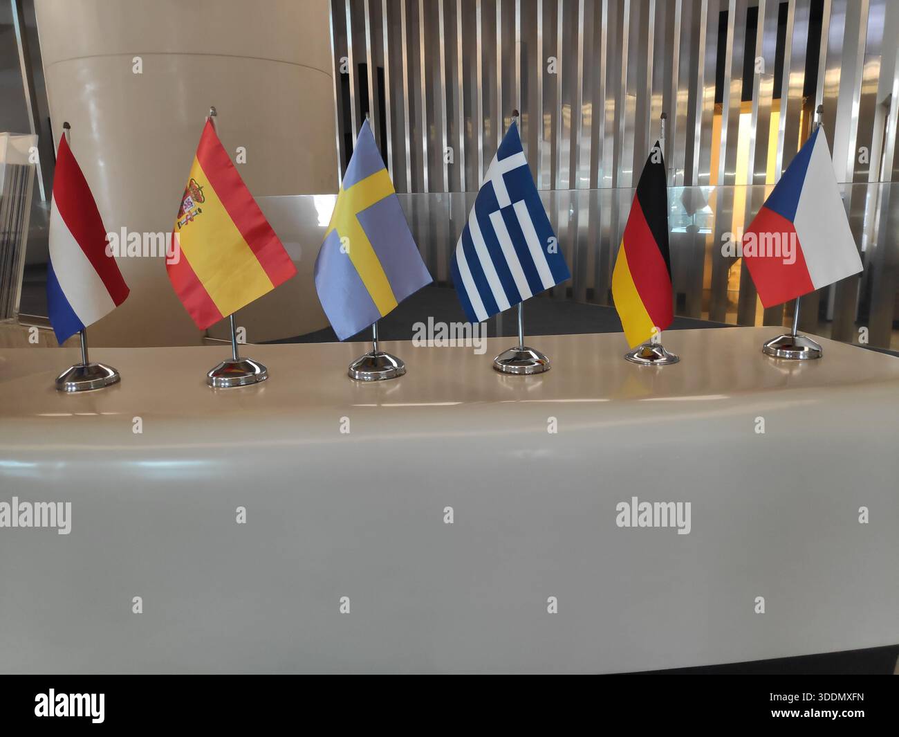 Flaggen europäischer Länder und die Flagge der Europäischen Union, Amerikas, Englands, Frankreichs auf dem Tisch Stockfoto