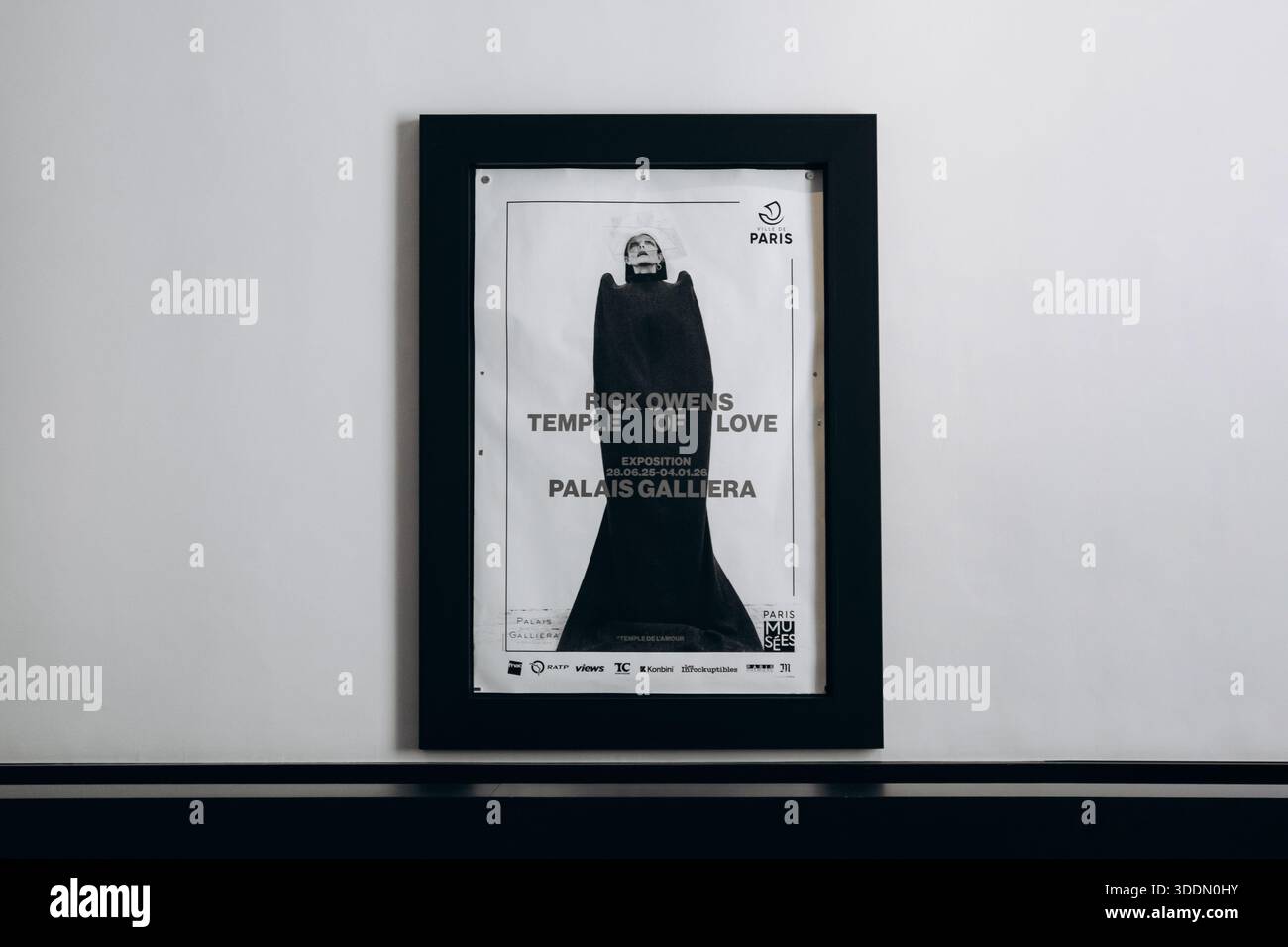 Paris, Frankreich - 6. September 2025: Gerahmtes Poster der Ausstellung des Rick Owens Temple of Love im Palais Galliera Stockfoto