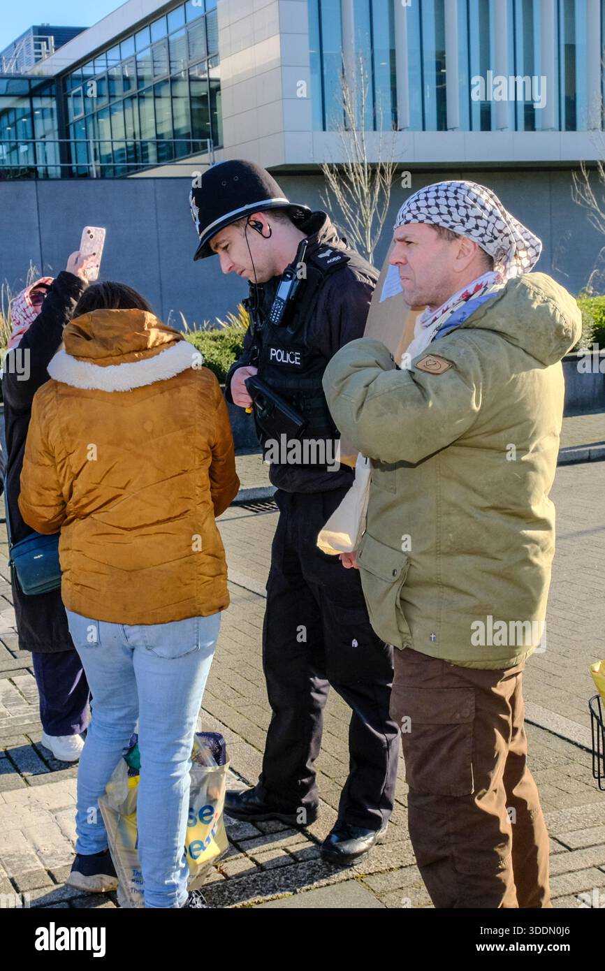 Bristol, Großbritannien. Januar 2026. Pro-Palestine-Aktivisten geben Beweise für Elbit UK's mutmaßliche Verbrechen und fordern eine strafrechtliche Untersuchung von Elbit Systems. Die örtliche Polizei akzeptierte die angeblichen Beweise und gab eine Straftatennummer an. Quelle: JMF News/Alamy Live News Stockfoto