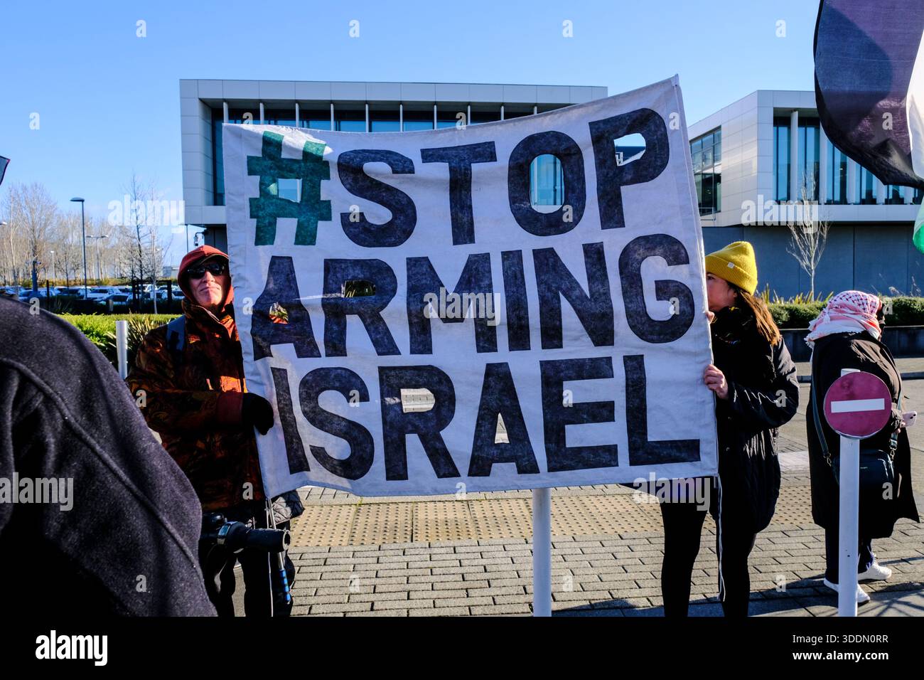 Bristol, Großbritannien. Januar 2026. Pro-Palestine-Aktivisten geben Beweise für Elbit UK's mutmaßliche Verbrechen und fordern eine strafrechtliche Untersuchung von Elbit Systems. Die örtliche Polizei akzeptierte die angeblichen Beweise und gab eine Straftatennummer an. UK. Quelle: JMF News/Alamy Live News Stockfoto