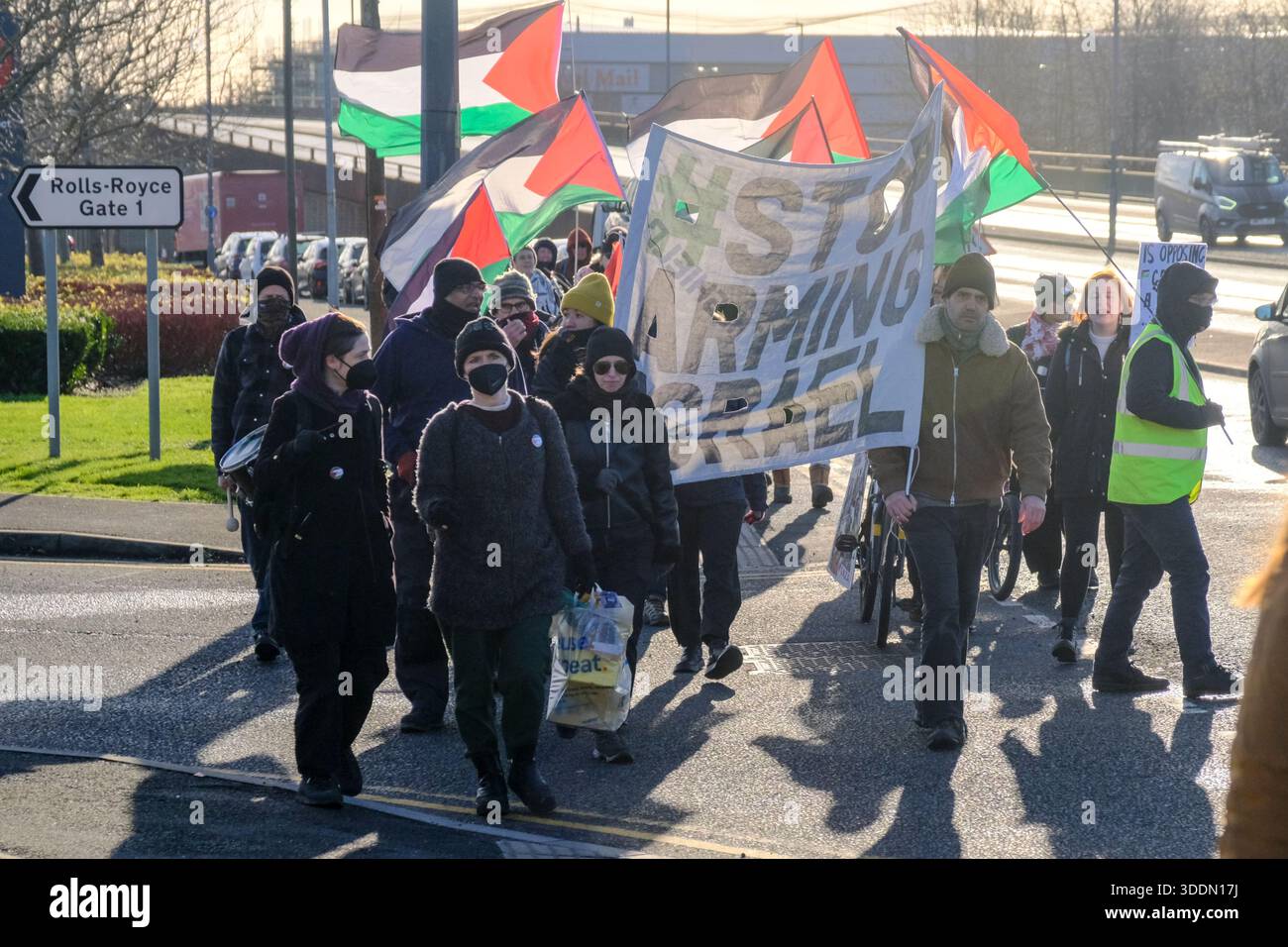 Bristol, Großbritannien. Januar 2026. Pro-Palestine-Aktivisten geben Beweise für Elbit UK's mutmaßliche Verbrechen und fordern eine strafrechtliche Untersuchung von Elbit Systems. Die örtliche Polizei akzeptierte die angeblichen Beweise und gab eine Straftatennummer an. UK. Quelle: JMF News/Alamy Live News Stockfoto