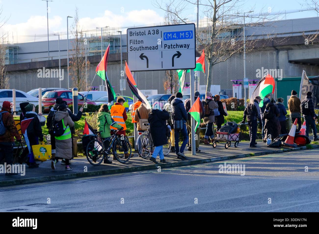 Bristol, Großbritannien. Januar 2026. Pro-Palestine-Aktivisten marschieren von der Elbit Systems-Fabrik zur Patchway Polizeistation, um Beweise für mutmaßliche Verbrechen von Elbit herauszugeben und eine strafrechtliche Untersuchung gegen Elbit Systems UK zu fordern. Quelle: JMF News/Alamy Live News Stockfoto