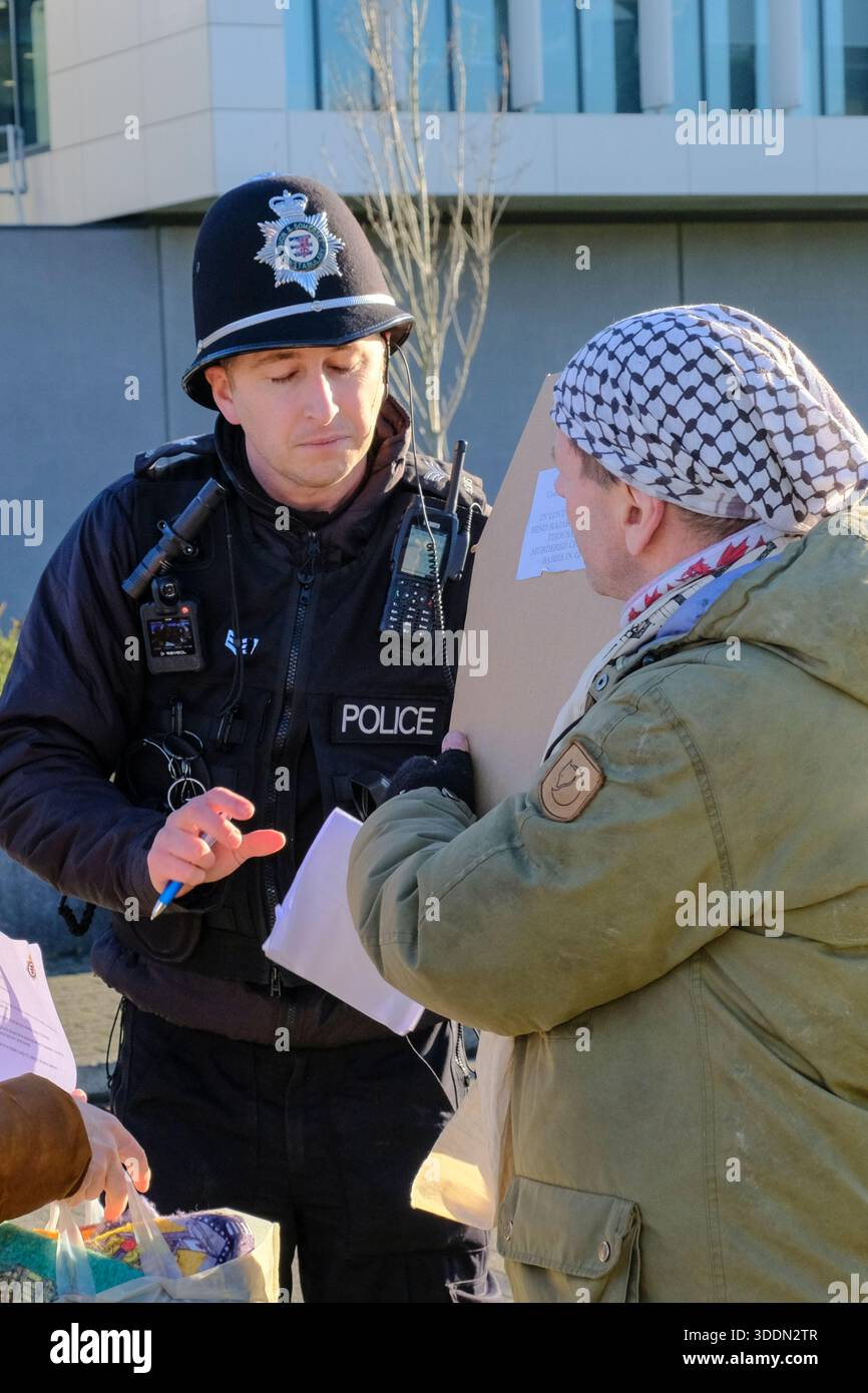 Bristol, Großbritannien. Januar 2026. Pro-Palestine-Aktivisten geben Beweise für Elbit UK's mutmaßliche Verbrechen und fordern eine strafrechtliche Untersuchung von Elbit Systems. Die örtliche Polizei akzeptierte die angeblichen Beweise und gab eine Straftatennummer an. UK. Quelle: JMF News/Alamy Live News Stockfoto