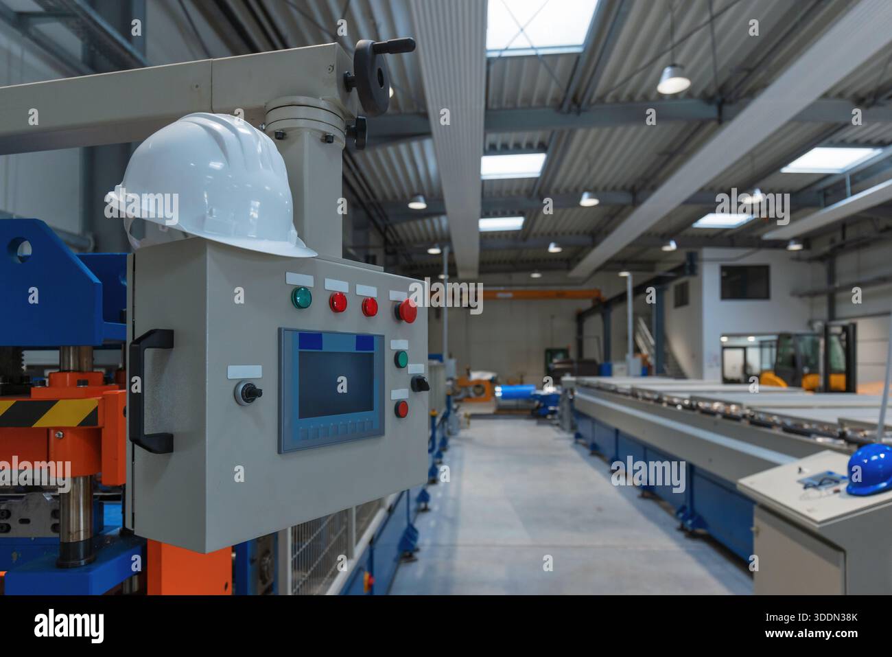 Produktionslinie in einer Metallfabrik mit automatisierten Maschinen. Modernes Geschäftskonzept für Industrie und Fertigung. Stockfoto