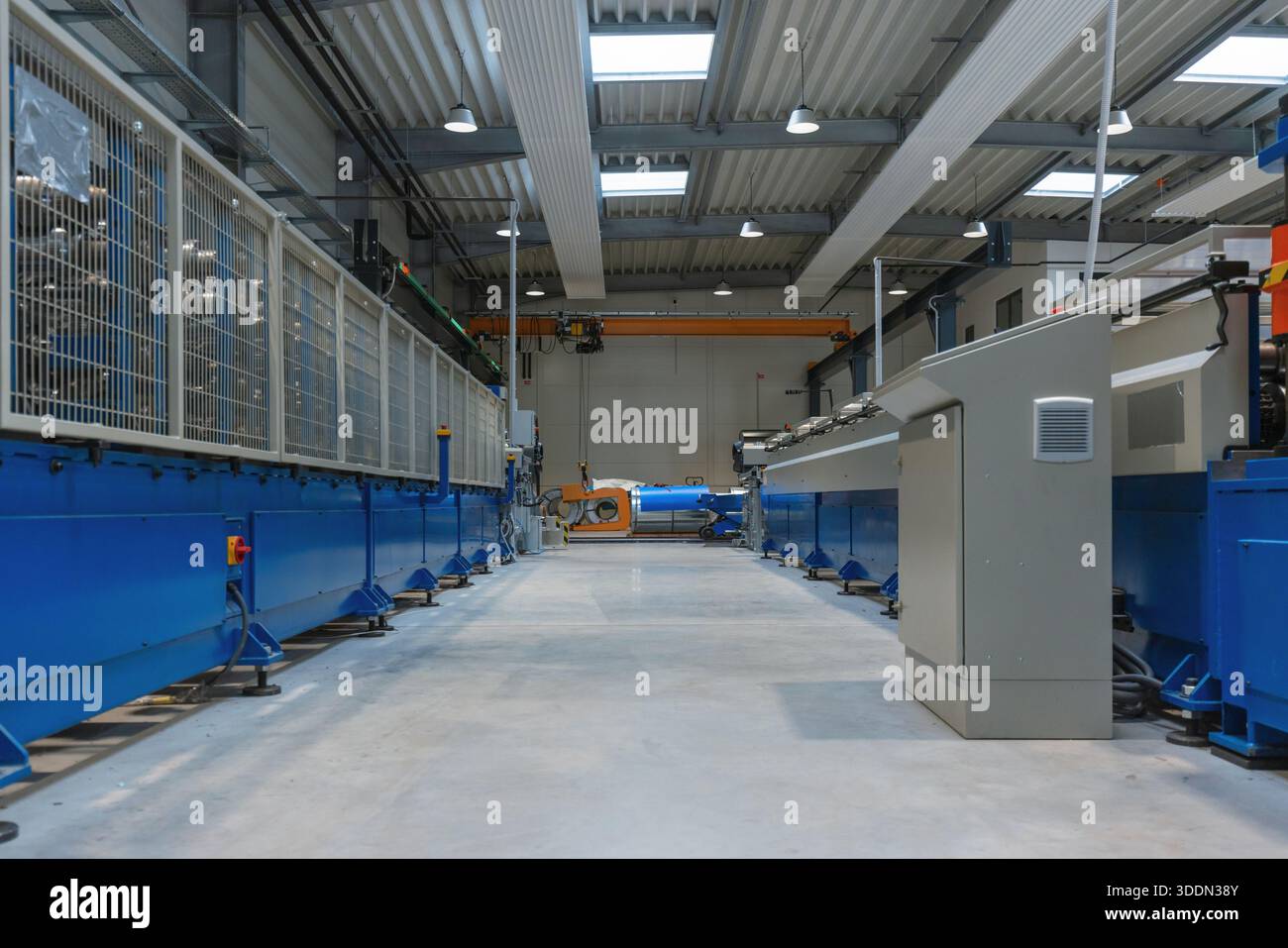 Moderne Produktionssysteme in der Industrie mit vollautomatischen Metallwalzumformmaschinen. Automatisierung im Fertigungskonzept. Stockfoto