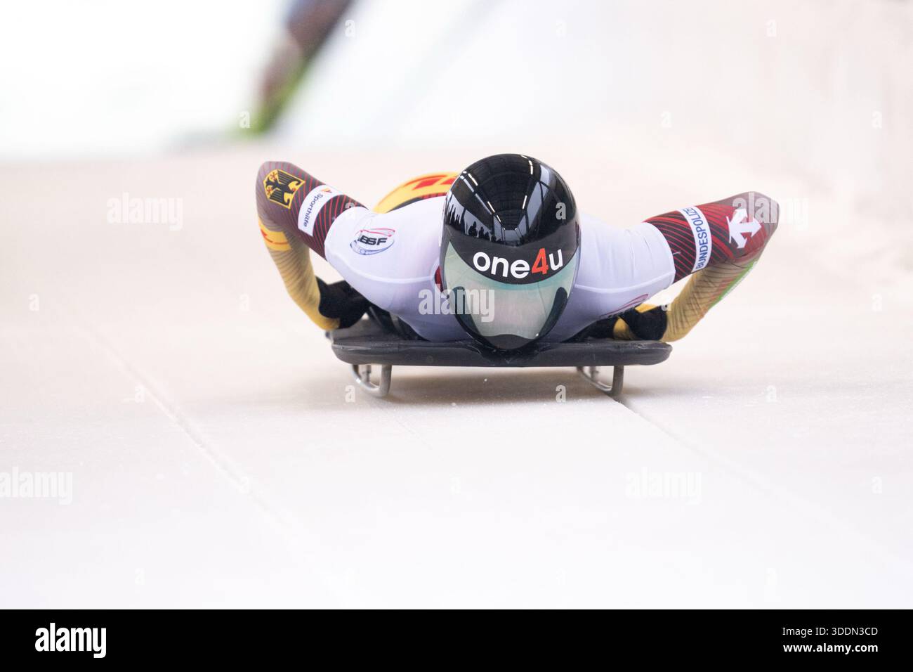 WINTERBERG, DEUTSCHLAND - 02. JANUAR: Hannah Neise aus Deutschland kommt am 1. Tag der IBSF-Weltmeisterschaft 2025/2026 in der Veltins Eisarena Winterberg während der 1. Hitze des Skelettwettbewerbs der Frauen am 02.1.2026 in Nordrhein-Westfalen aus dem Startblock. Foto © Oliver Kremer / Beautiful Sports. Stockfoto