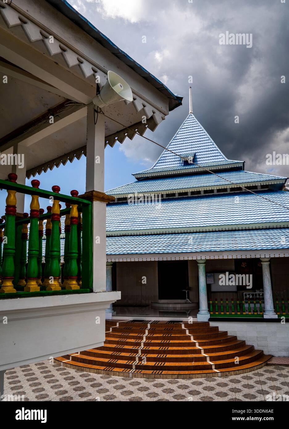Traditionelle Moschee mit einzigartiger Architektur und bewölktem Himmel. Stockfoto