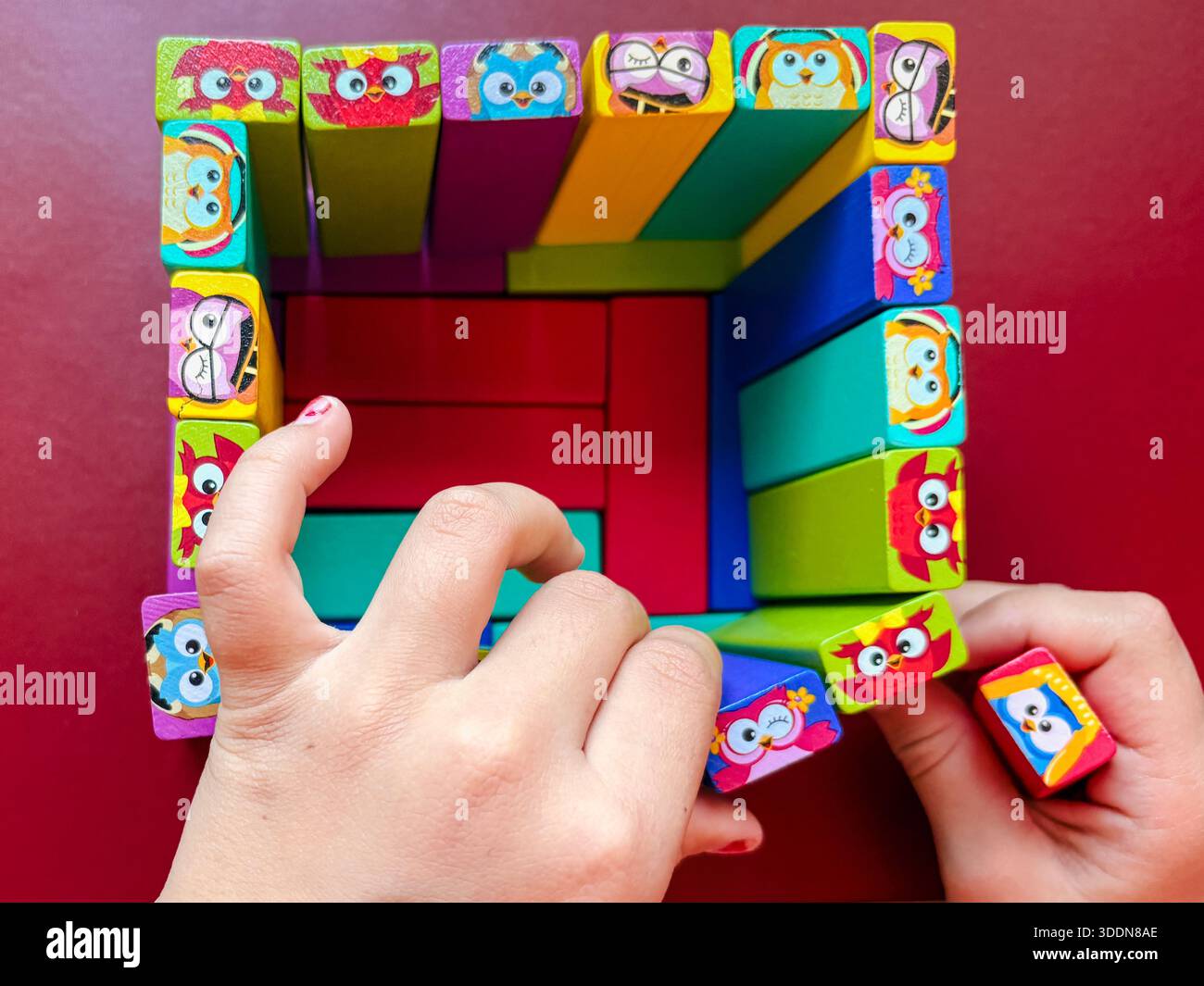 Bauweisheit Block für Block – Madrids Mini Architects (Madrid, Spanien: 27. Juli 2025) Stockfoto