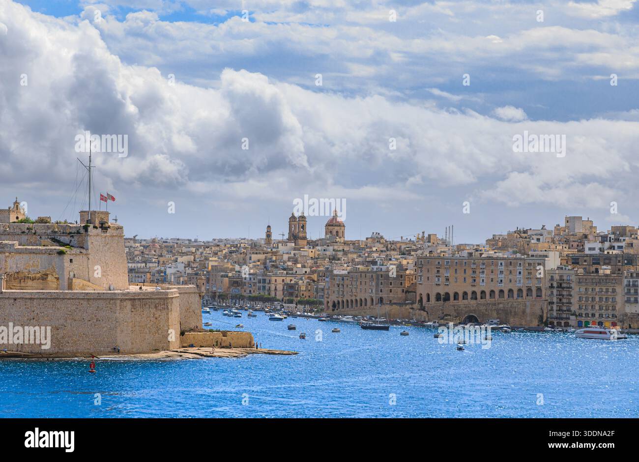 Werfen Sie einen Blick auf Fort St. Angelo und Senglea Uferpromenade auf Malta Island. Stockfoto