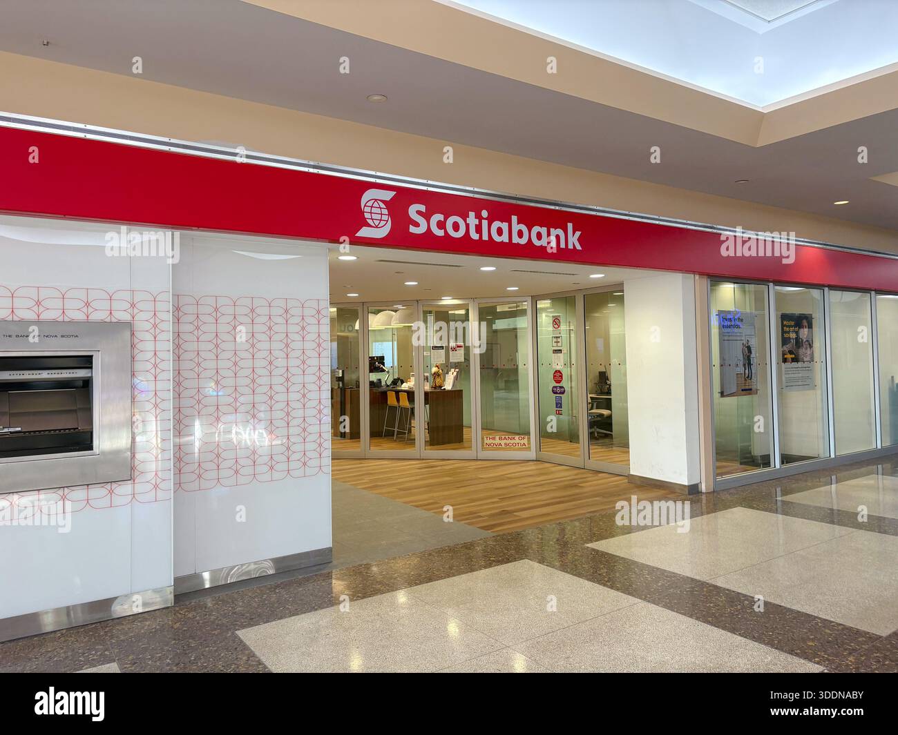 Scotiabank-Bankfiliale mit integriertem Geldautomaten. Finanzinstitut, Bankdienstleistungen und Privatkundengeschäft in einem Geschäftszentrum. Stockfoto