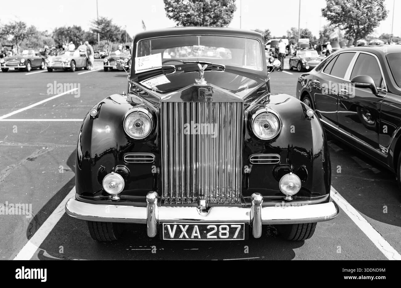 Chicago, Illinois, USA – 08. September 2024: Rolls Royce Silver Wraith Fahrzeug, Vorderansicht. Retro-Oldtimer. Rollt Royce Silver Wraith Auto. Rollen Stockfoto