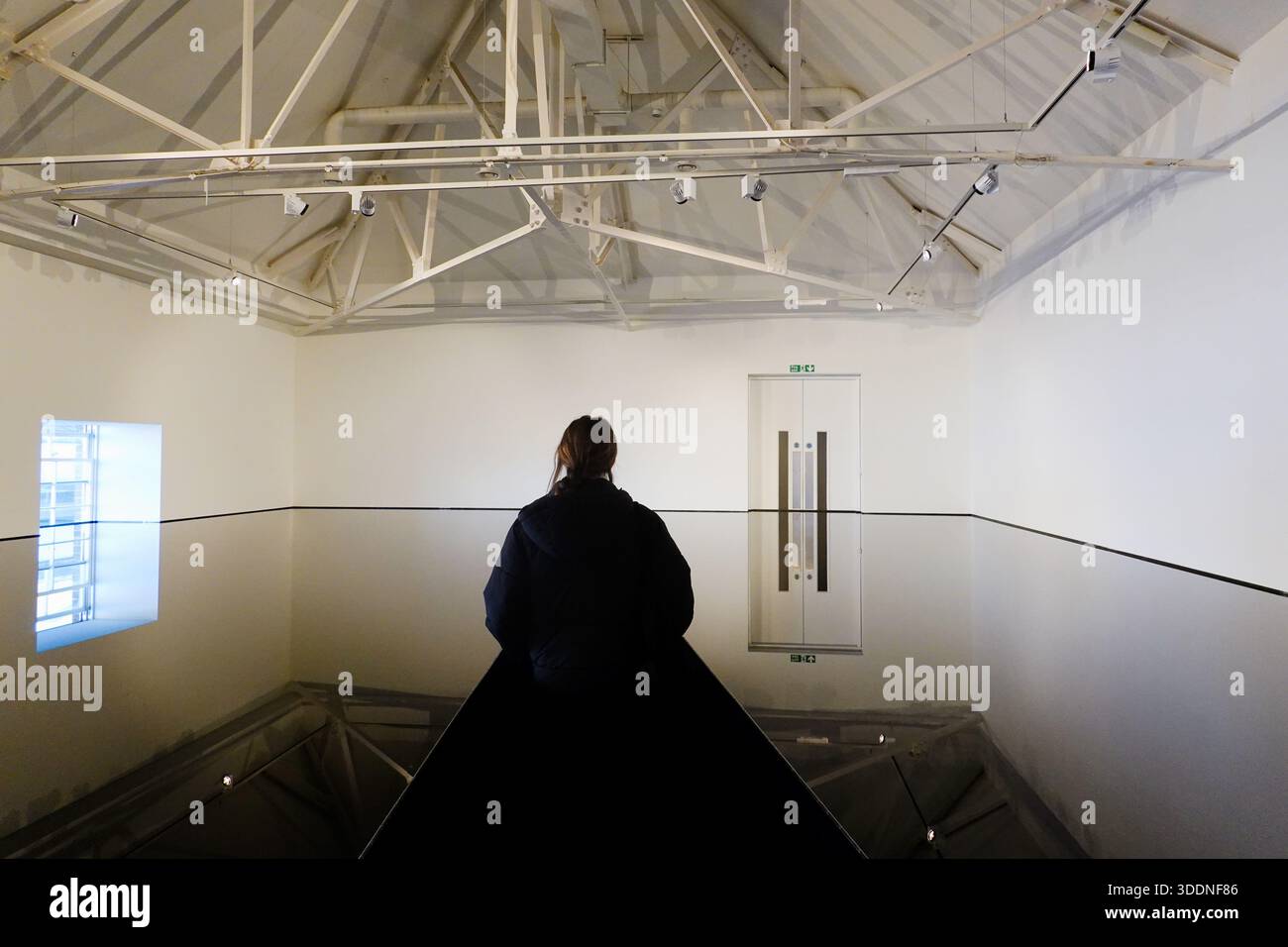 20 : 50 The Oil Room von Richard Wilson in der Ausstellung Long Now: Saatchi Gallery in 40. Stockfoto