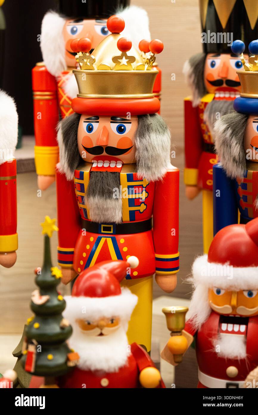 Traditionelle farbenfrohe Holznussknacker auf dem Wiener Weihnachtsmarkt. 20. Dezember 2025, Wien, Österreich Stockfoto