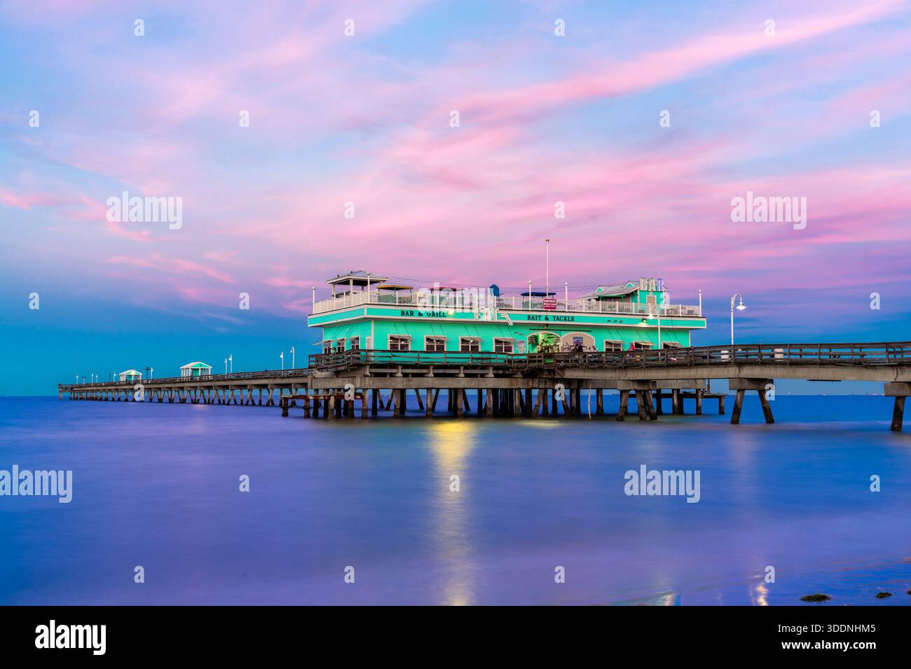 Norfolk Virginia - 12. Oktober 2022: Lange Exposition des Ocean View Fishing Pier in Norfolk Virginia kurz nach Sonnenuntergang Stockfoto