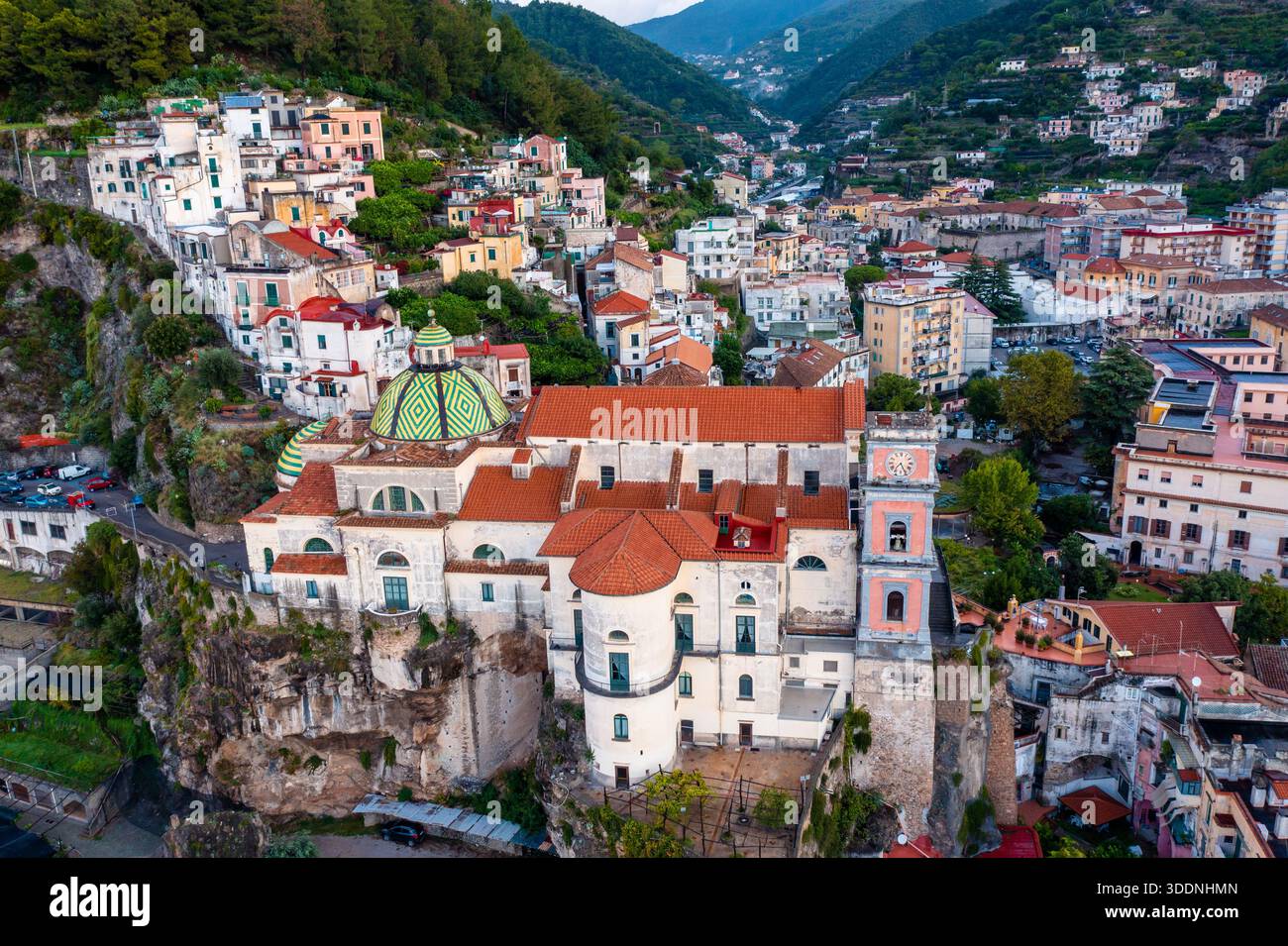 Luftaufnahme der Kirche Santuario Santa Maria a Mare in Maiori an der Amalfiküste Italiens Stockfoto