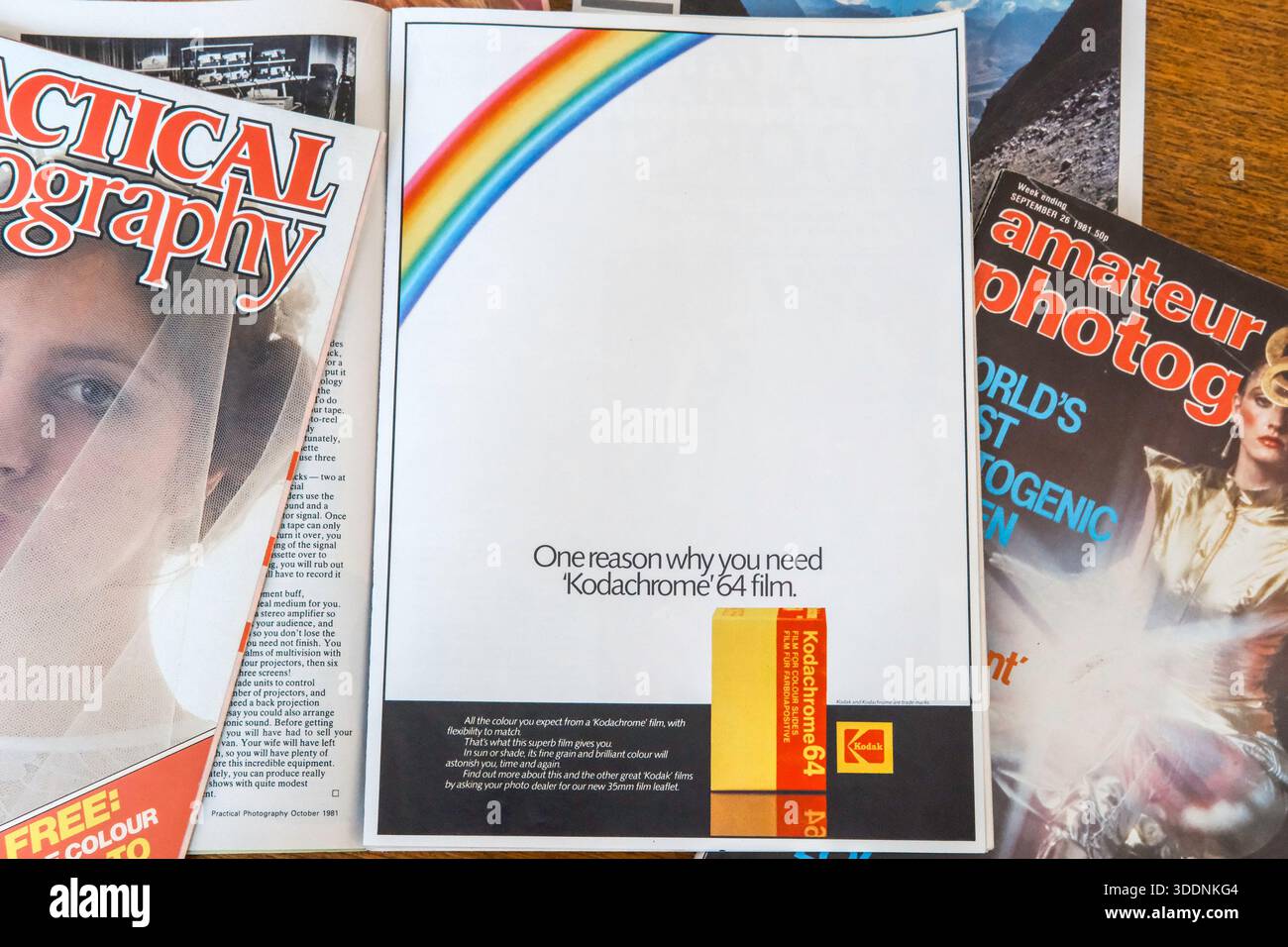 Anzeige für Kodak Kodachrome 64 35 mm Farbdiafilm im Magazin praktische Fotografie, Ausgabe Oktober 1981. Stockfoto