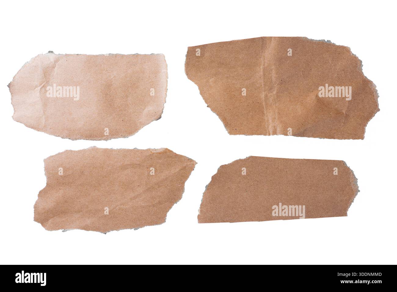 Set aus zerrissenen braunen Kraftpapierresten, isoliert auf weißen, rauen Texturen für Collagen und handgefertigte Designs. Stockfoto
