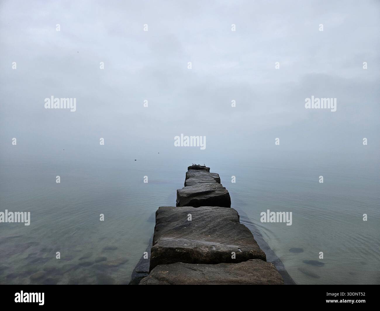 Nebelszene am Lake Erie in Avon Lake, Ohio Stockfoto