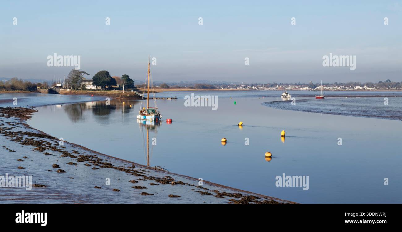 Traditionelle hölzerne Segelyacht, die in der exe Mündung des Turf Hotel, Exminster, Devon, Großbritannien, im Januar vor Anker liegt. Stockfoto