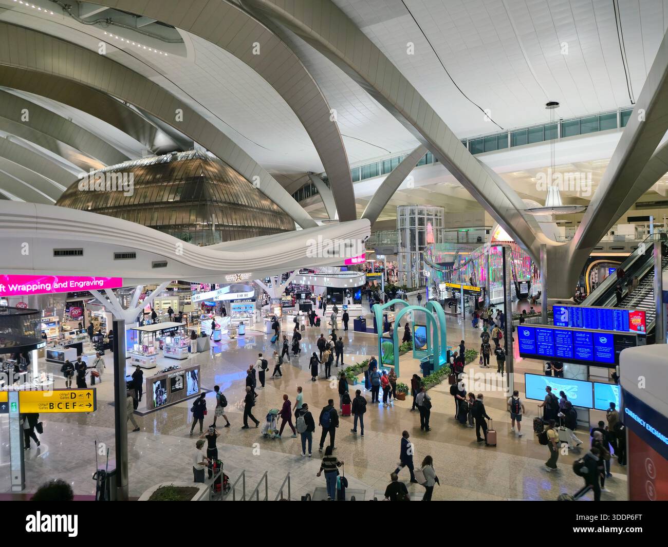 Das neue Terminal am internationalen Flughafen Zayed in Abu Dhabi, VAE. - Smartphone-aufgenommenes Stockfoto