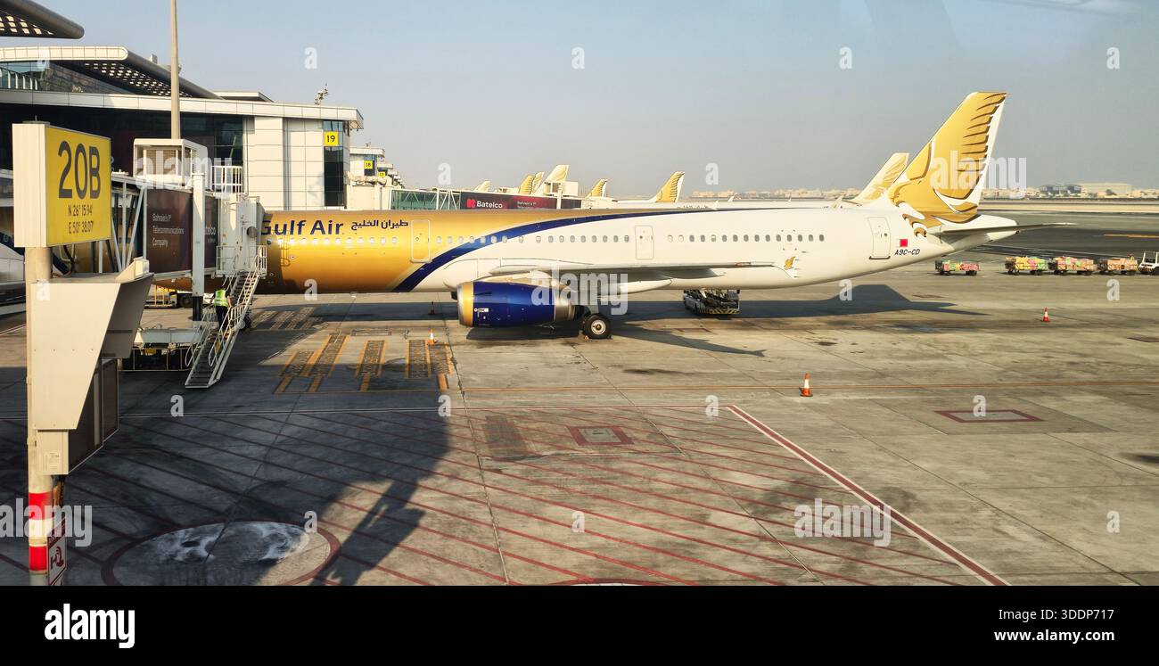 Gulf Air Flugzeuge auf dem internationalen Flughafen in Bahrain. - Smartphone-aufgenommenes Stockfoto