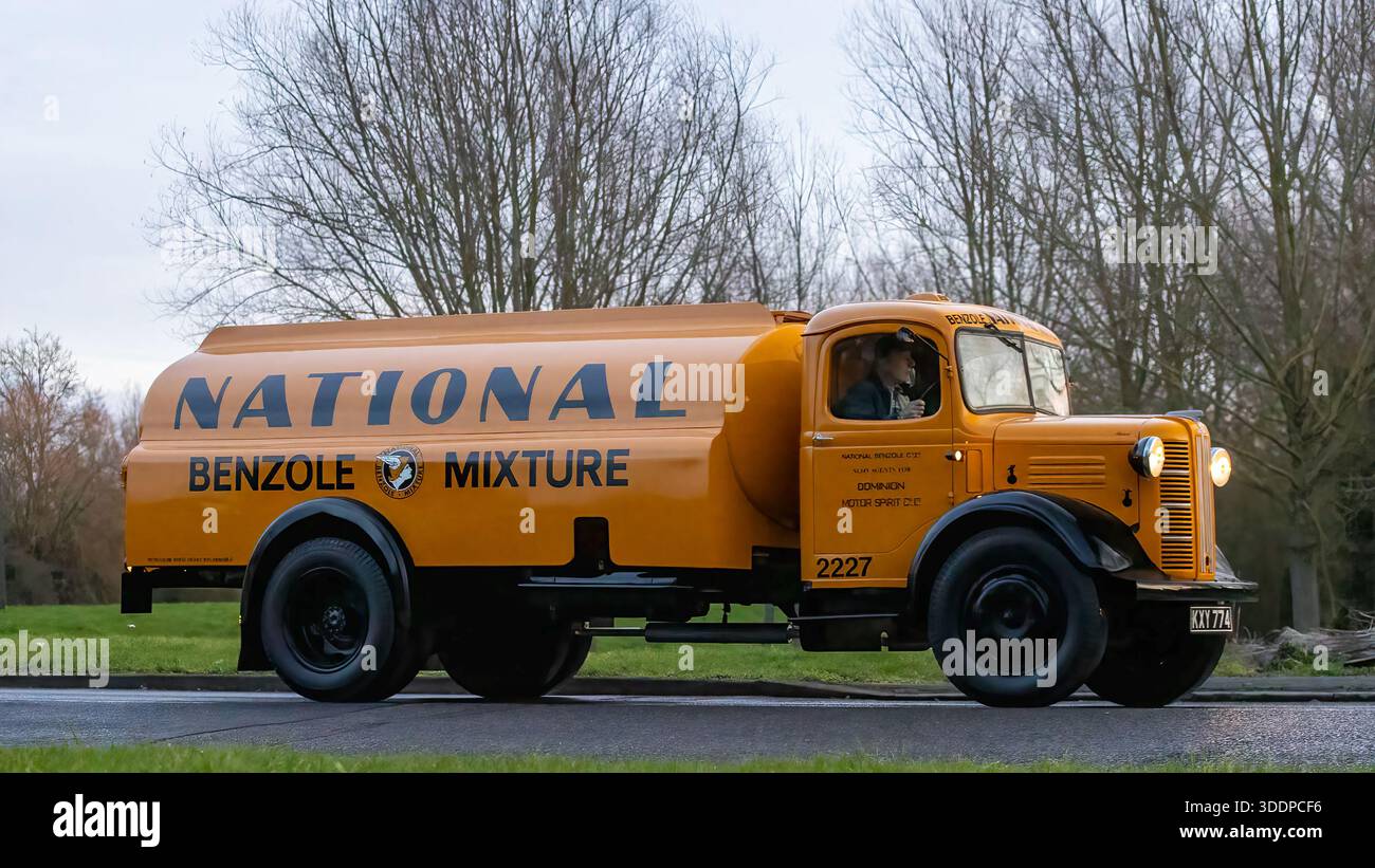 Milton Keynes, Bucks, UK - 1. Januar 2026: 1946 Austin K4 Benzintanker, der im Mai 1966 auf einer britischen Straße zum letzten Mal gefahren wurde Stockfoto