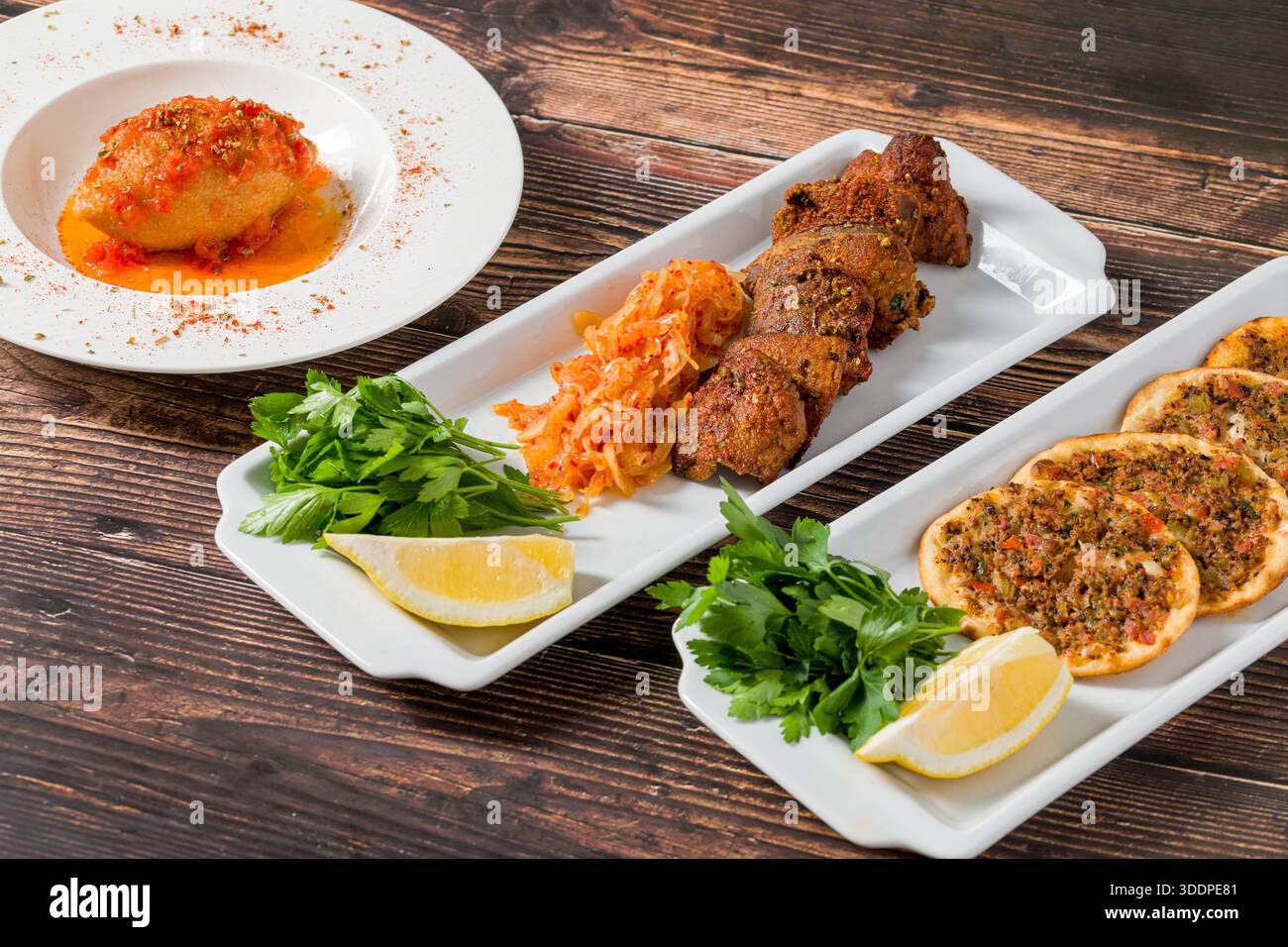 Traditionelle türkische Vorspeisen mit gefüllter Fleischleber und Mini-lahmacun Stockfoto