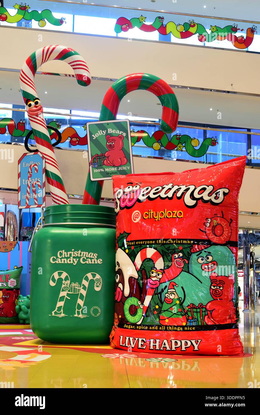 Riesiger Zuckerrohr und süße Packung in Weihnachtsdekoration in der Einkaufspassage Stockfoto