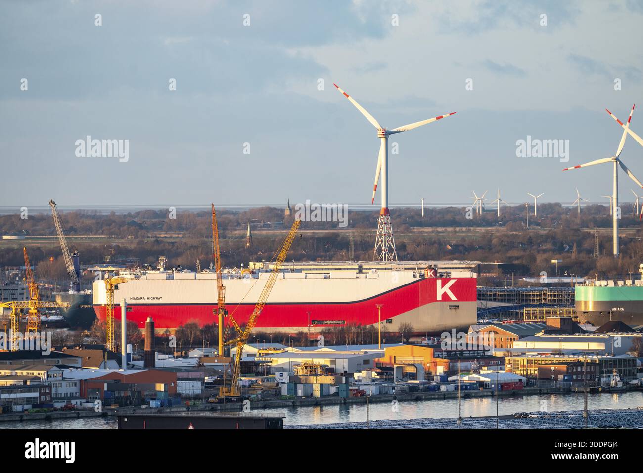 Übersicht über den Überseehafen mit BLG Auto Terminal in Bremerhaven, Bremen, Niagara Highway Autotransporter der K-Line Reederei, Stockfoto