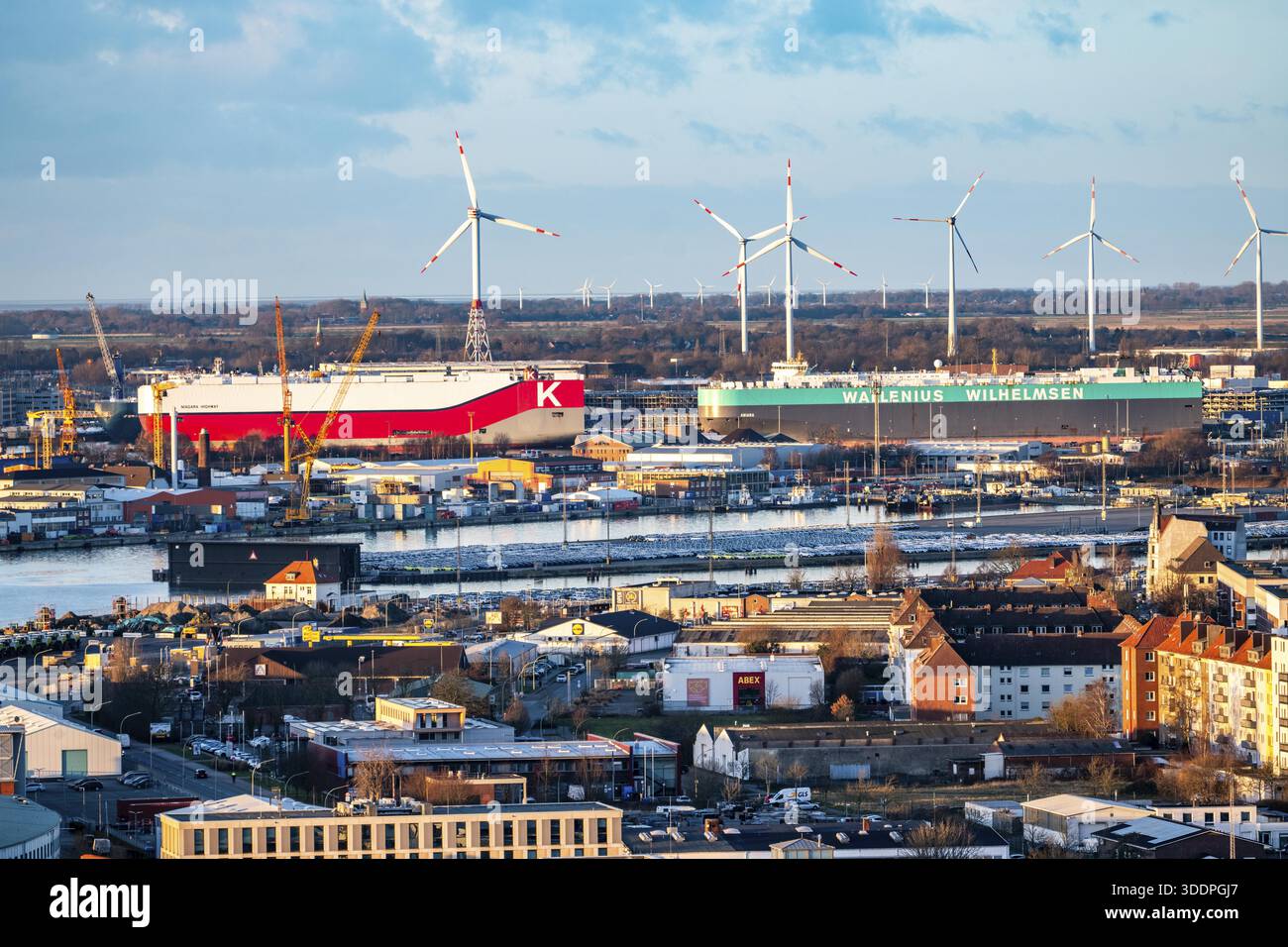 Übersicht über den Überseehafen mit BLG Auto Terminal in Bremerhaven, Bremen, Autotransporter Aniara von der Reederei Wallenius Wilhemsen und Nia Stockfoto