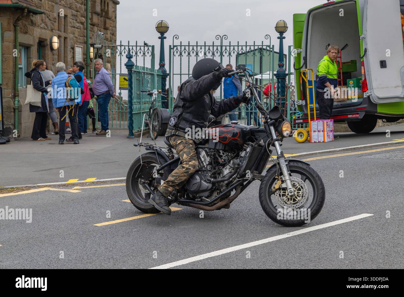 Das Motorrad verlässt den Clevedon Pier Stockfoto