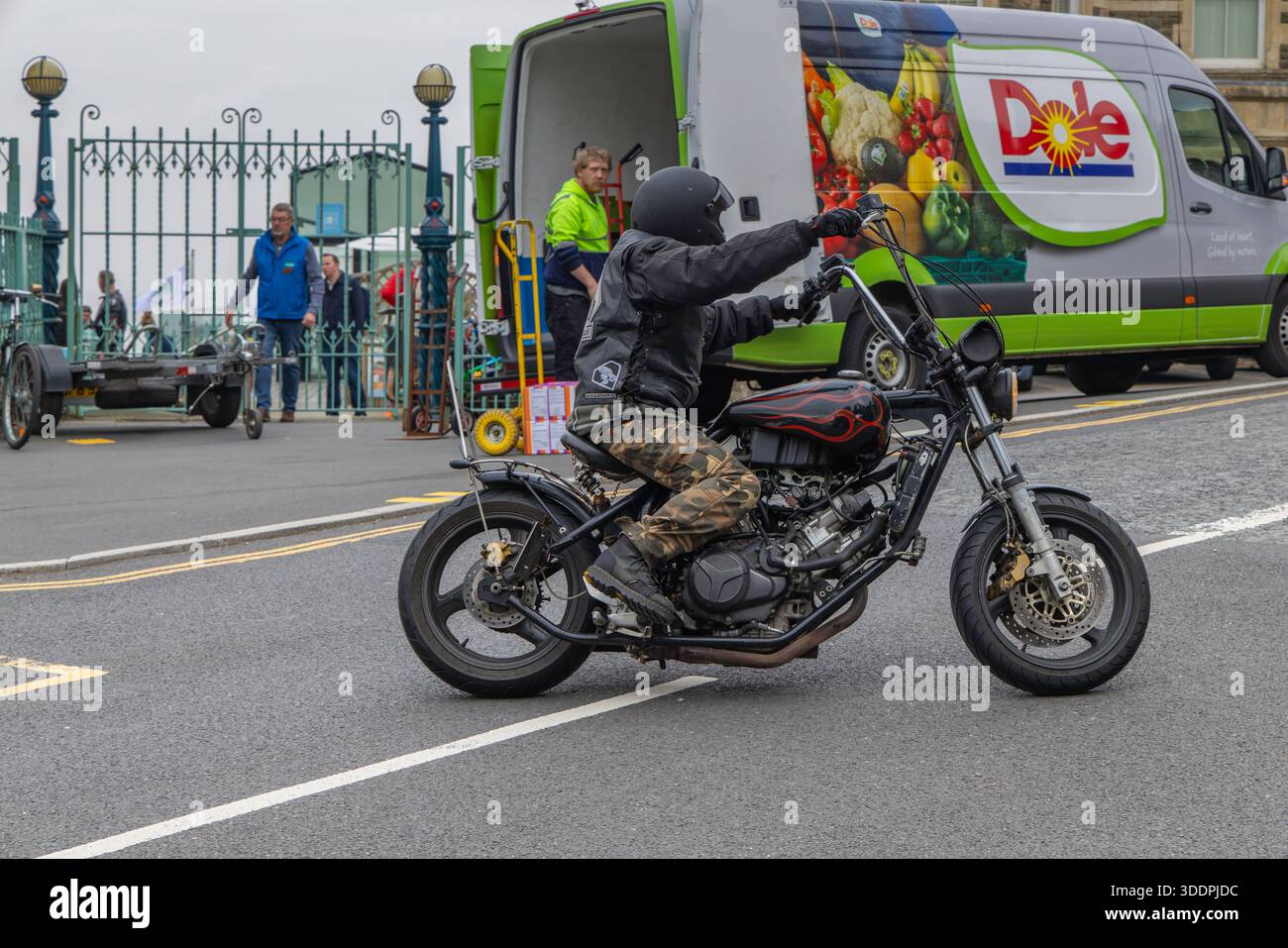 Das Motorrad verlässt den Clevedon Pier Stockfoto