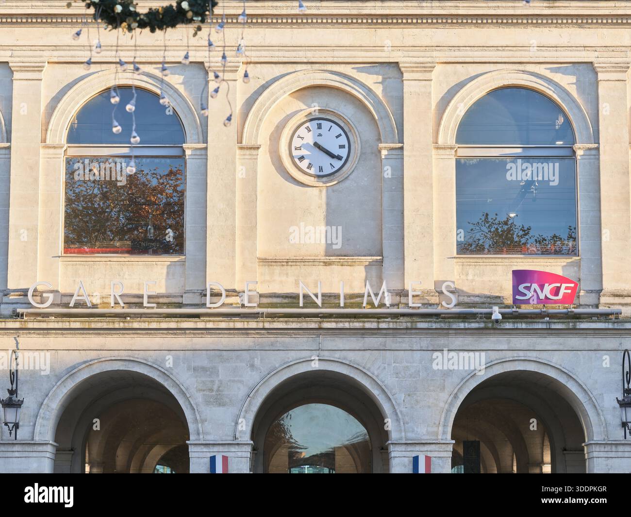 Uhr an der Vorderseite des Bahnhofs in Nimes, Frankreich. Stockfoto