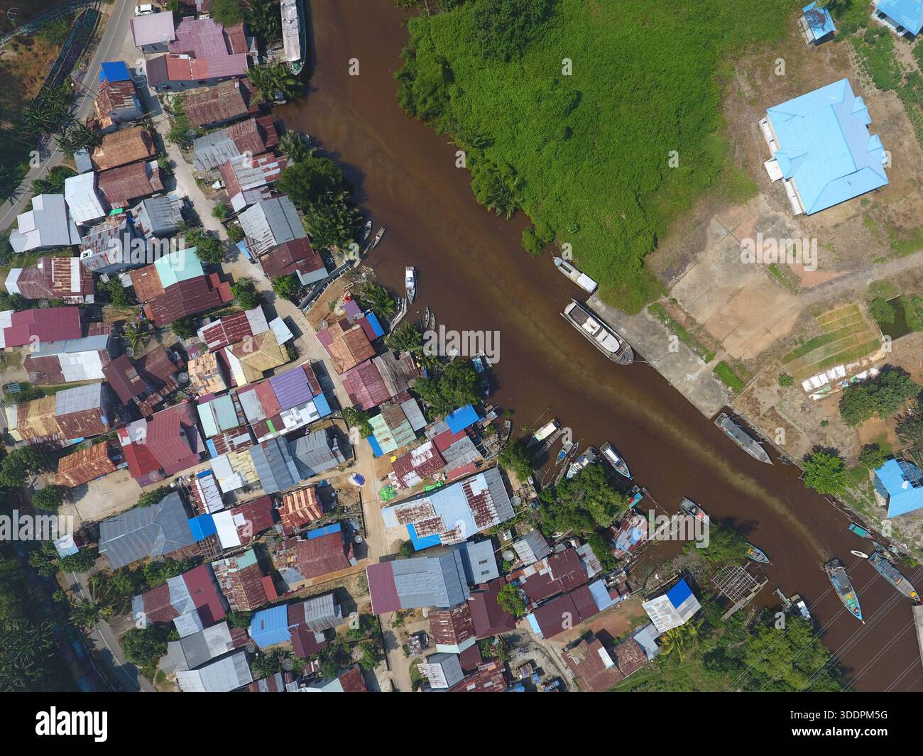 Hochauflösende Luftaufnahme der Flusssiedlung Stockfoto