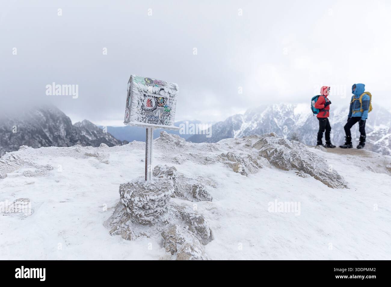Mutter und Sohn auf Familienausflug zum Vrsic Pass im Nationalpark triglav in slowenien, Wandern nach Schneefall in den julischen alpen, Gipfelgastbuch Stockfoto