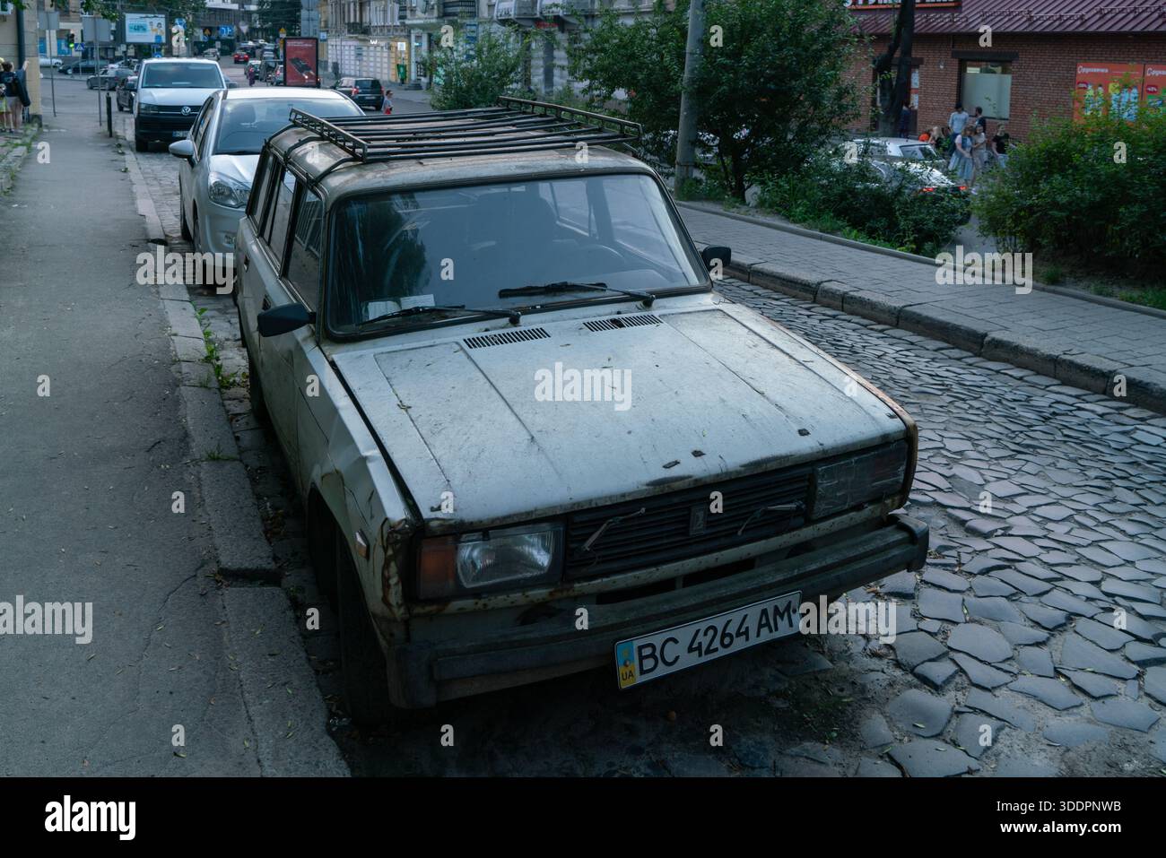 Alter rostiger Lada-Kombi mit Dachträger, geparkt auf einer Kopfsteinpflasterstraße, ukrainisches Kennzeichen, Stadtzentrum von Lemberg, Ukraine Stockfoto