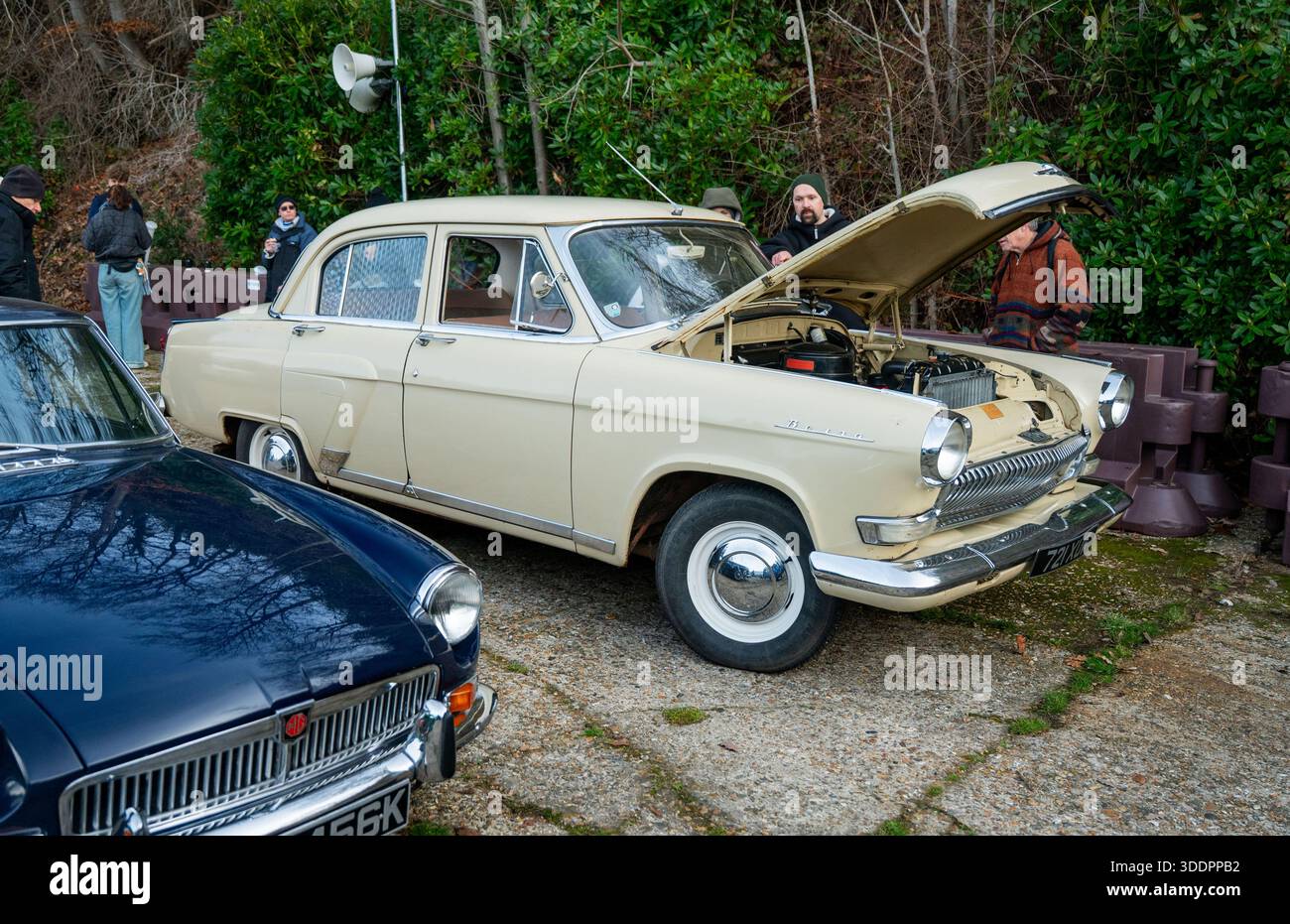 Klassische Autos versammelten sich 2026 beim New Year Day im Brooklands Museum. 1/1/26. Brooklands war der erste Rennmotor der Welt Stockfoto