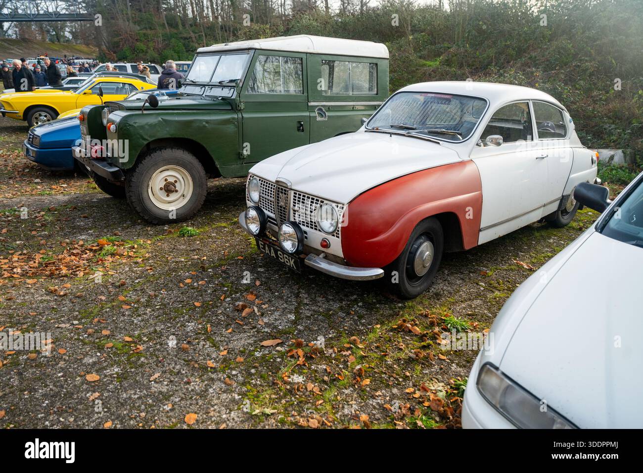 Klassische Autos versammelten sich 2026 beim New Year Day im Brooklands Museum. 1/1/26. Brooklands war der erste Rennmotor der Welt Stockfoto