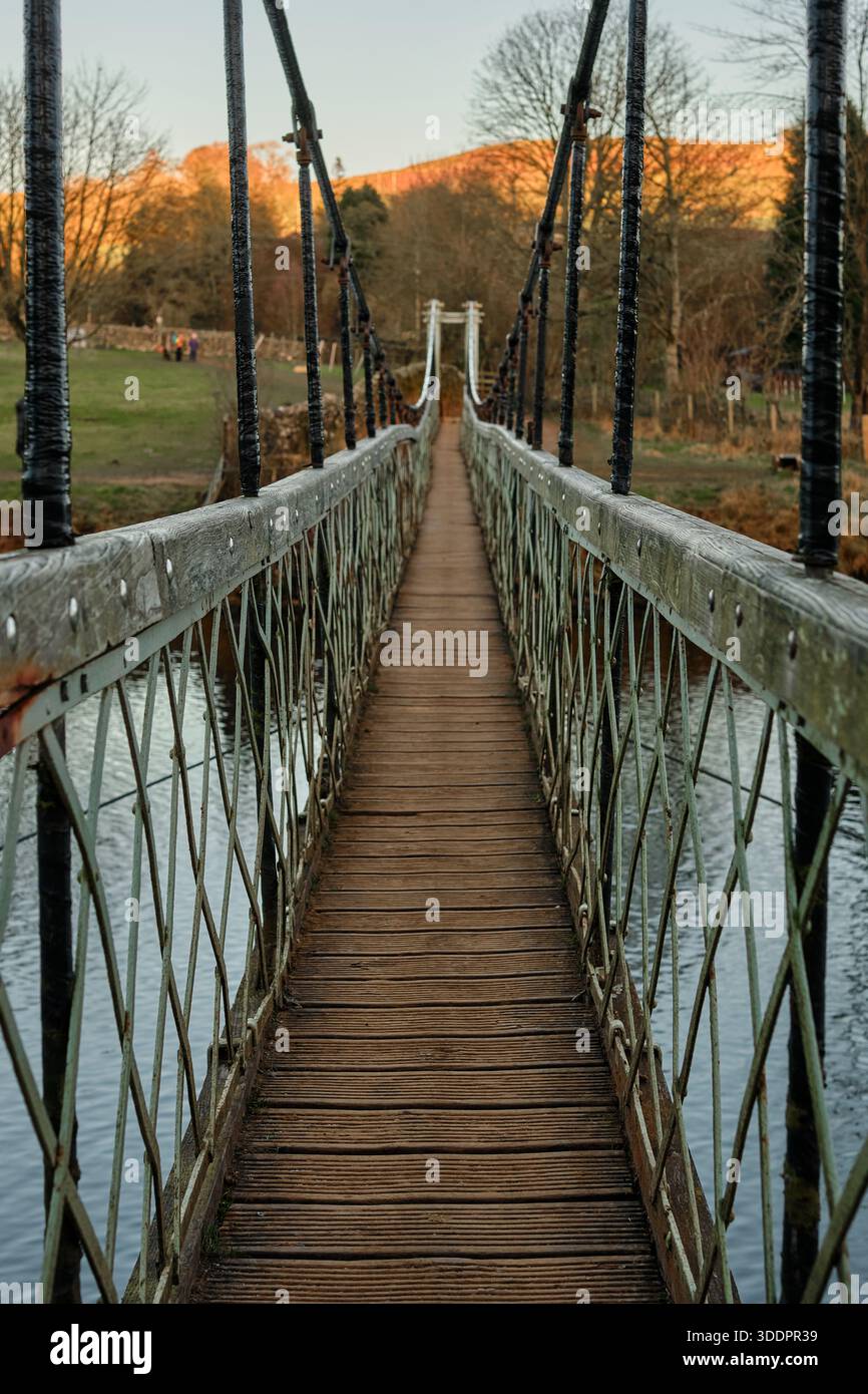 Fußbrücke aus Metall und Holz über den Fluss Wharfe im Yorkshire Dales National Park Stockfoto