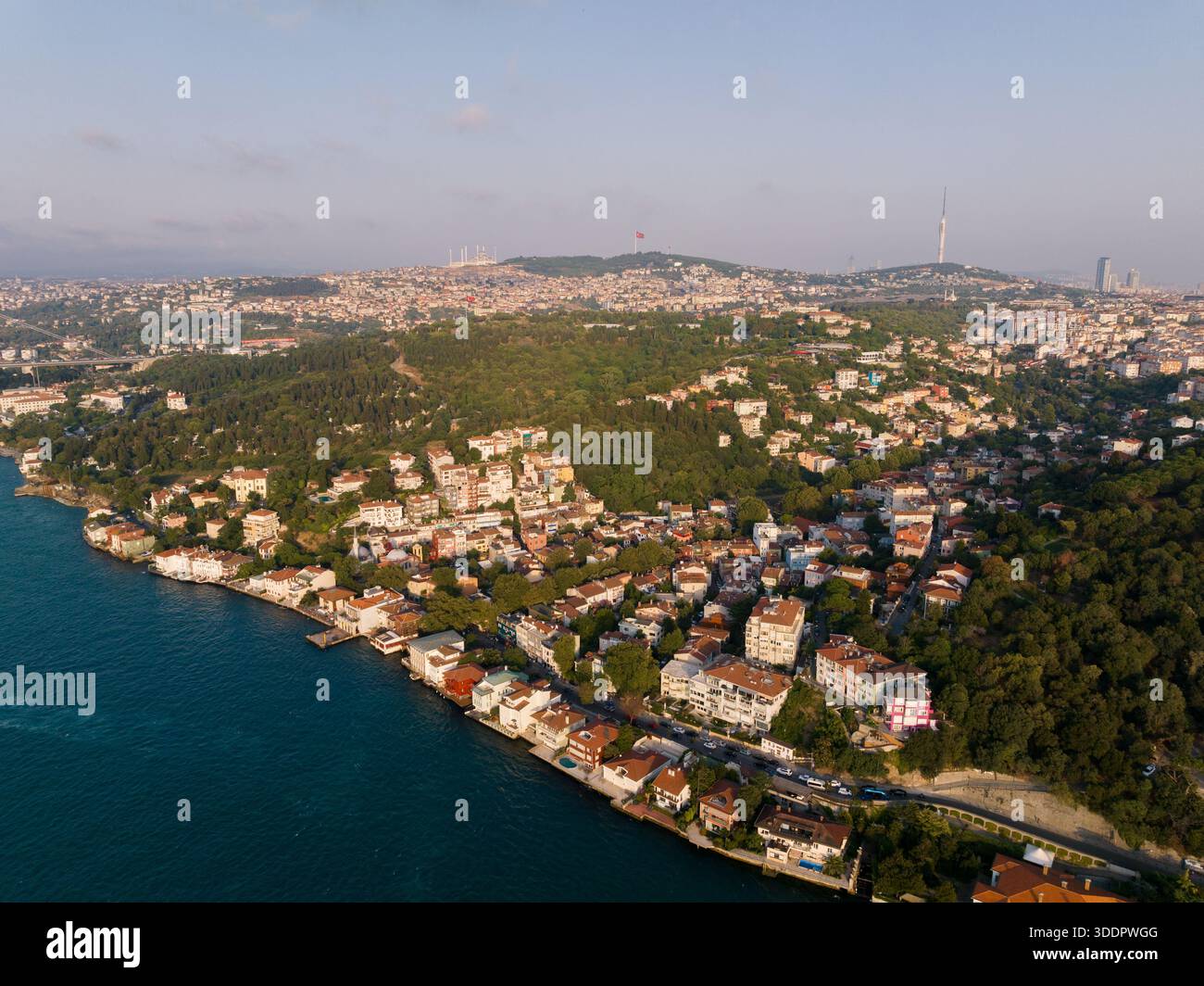 Ein Luftbild fängt eine lebhafte Küstenstadt mit vielfältiger Architektur in üppigem Grün ein. Istanbul bietet eine wunderschöne Mischung aus na Stockfoto